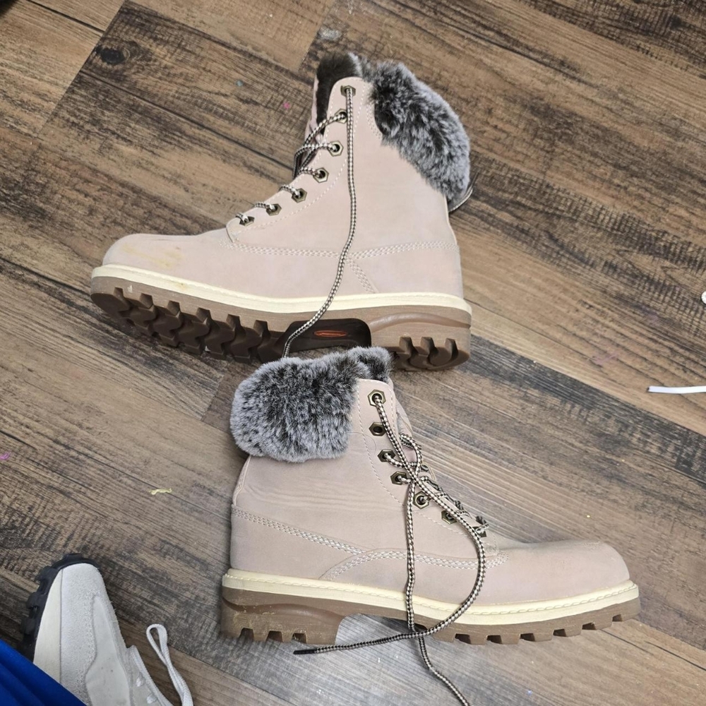Snow boots